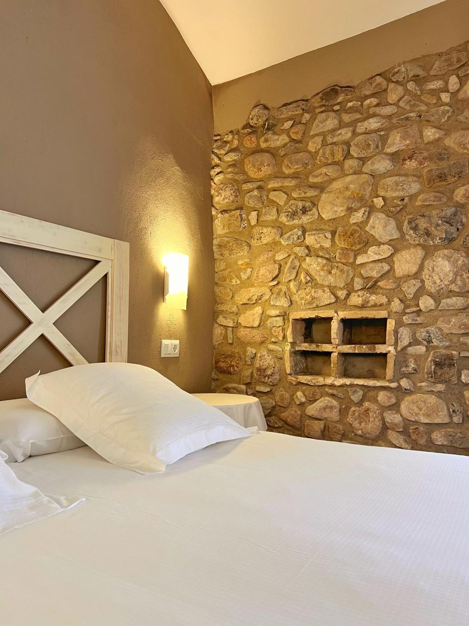 El Castell De La Pobla De Lillet (Adults Only) Villa Bagian luar foto