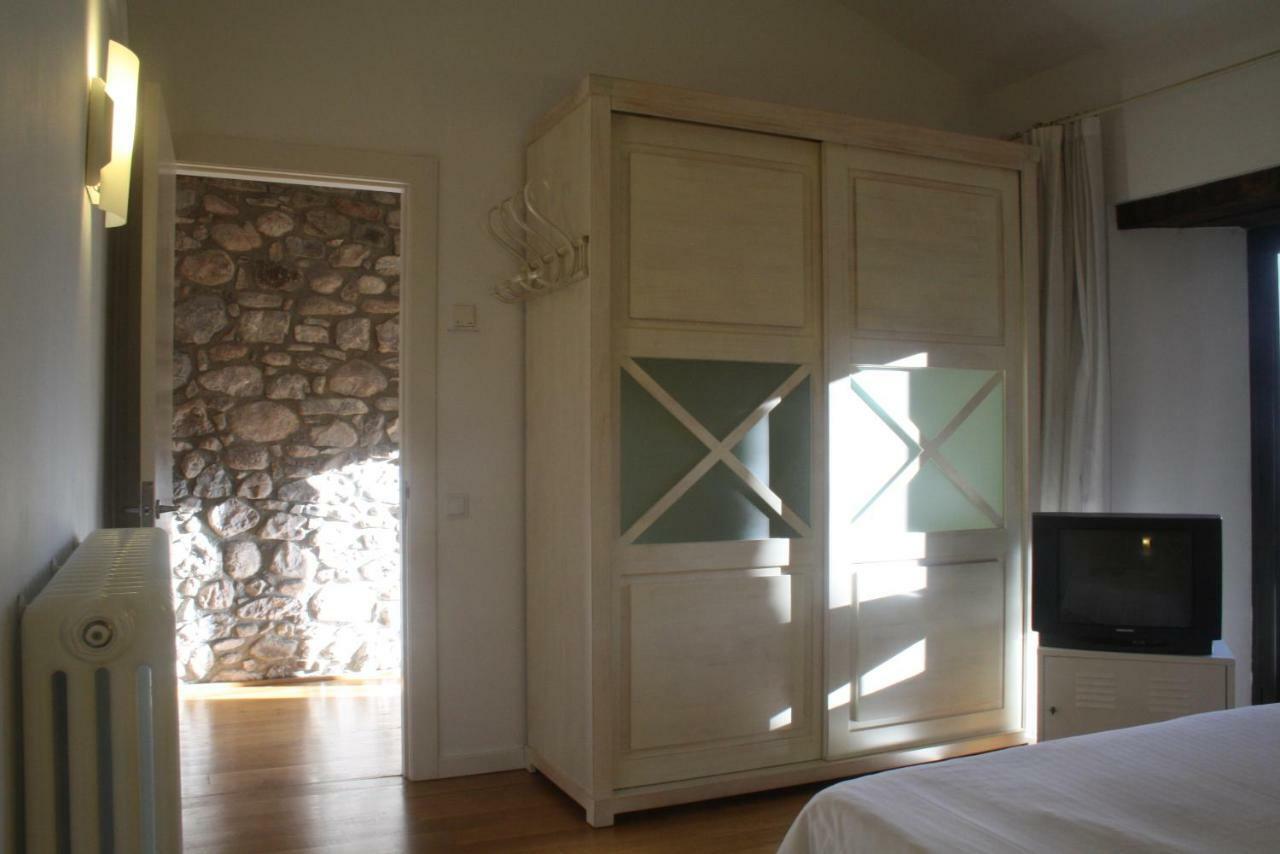 El Castell De La Pobla De Lillet (Adults Only) Villa Bagian luar foto
