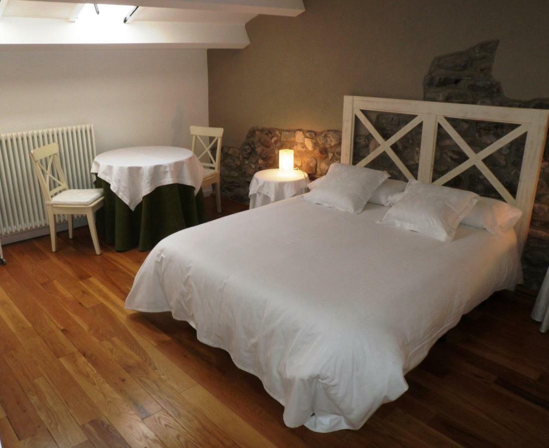 El Castell De La Pobla De Lillet (Adults Only) Villa Bagian luar foto