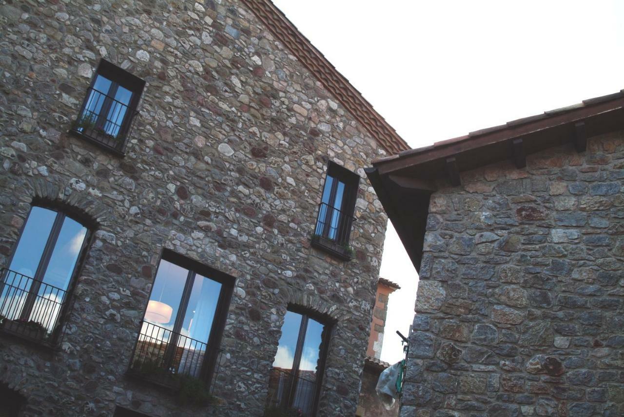 El Castell De La Pobla De Lillet (Adults Only) Villa Bagian luar foto