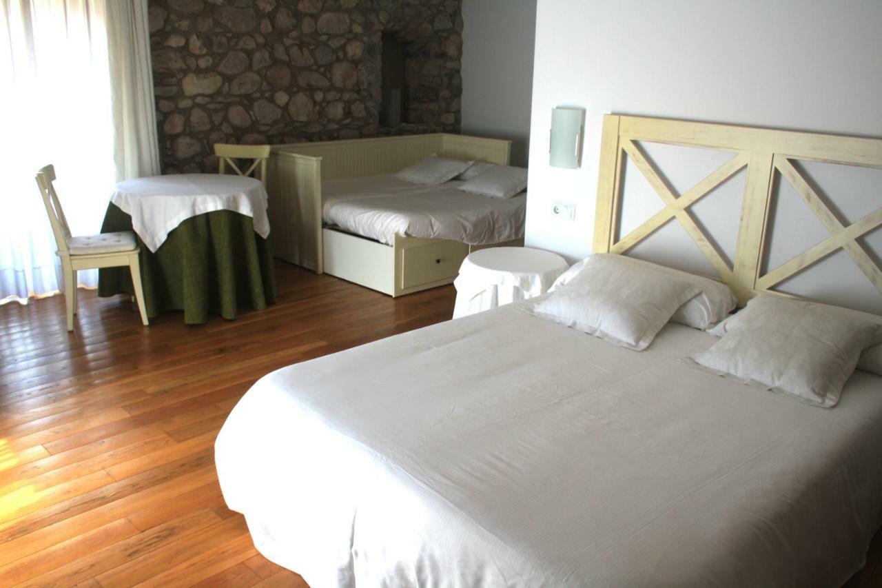 El Castell De La Pobla De Lillet (Adults Only) Villa Bagian luar foto