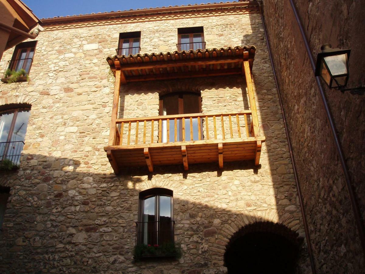El Castell De La Pobla De Lillet (Adults Only) Villa Bagian luar foto
