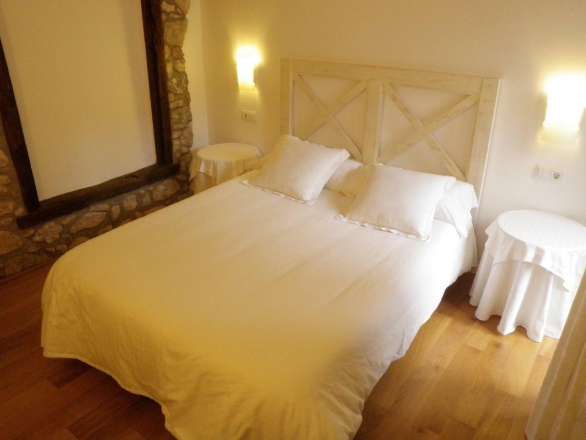 El Castell De La Pobla De Lillet (Adults Only) Villa Bagian luar foto