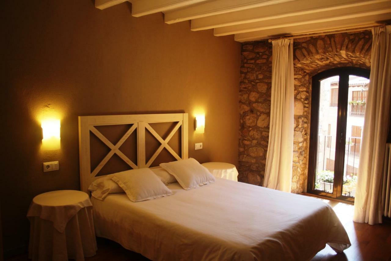 El Castell De La Pobla De Lillet (Adults Only) Villa Bagian luar foto